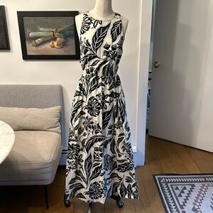 Cute cut out dress. Black and cream. Pockets! Size small. By Who What Wear. Maxi